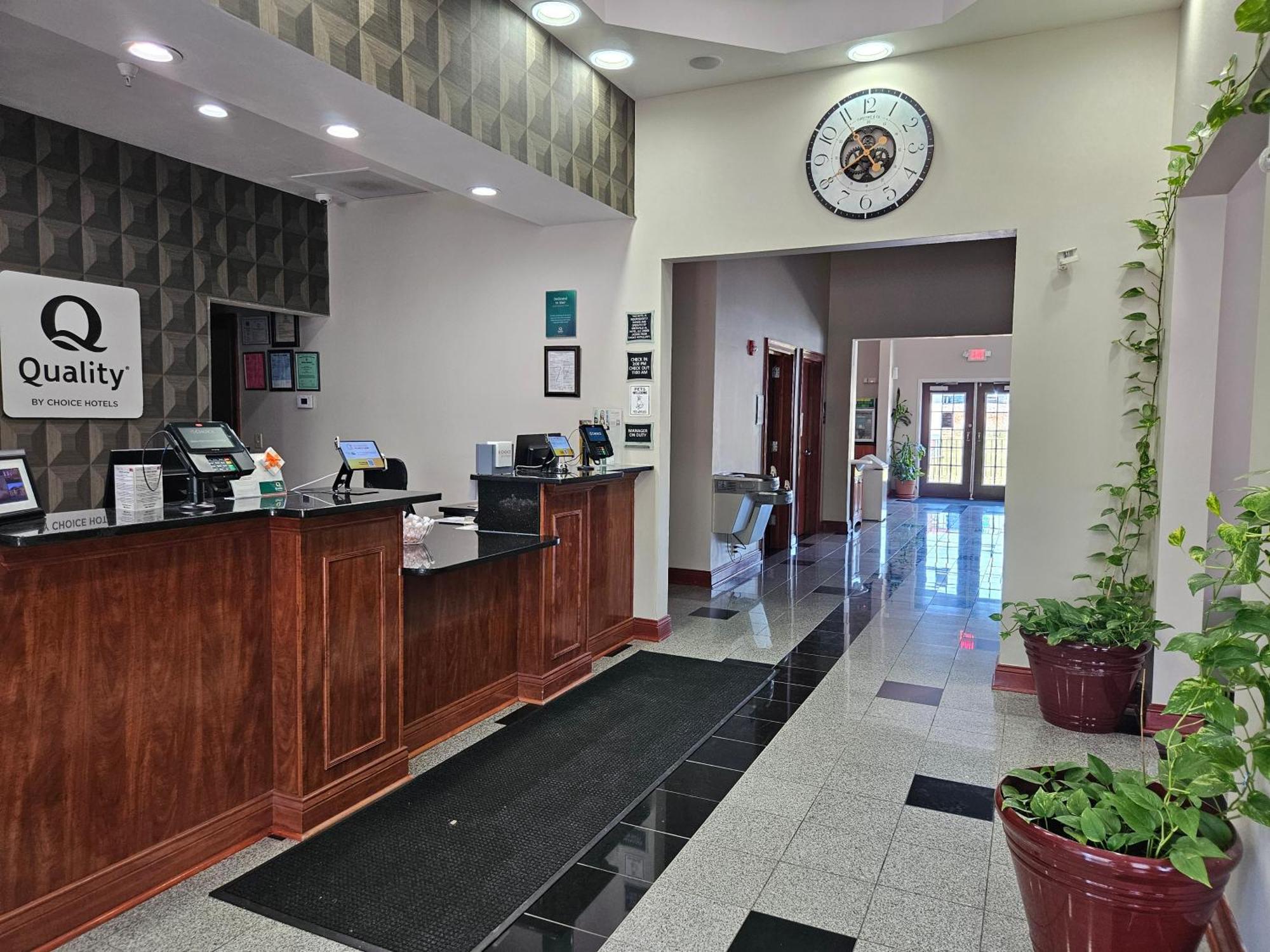 Quality Inn & Suites Greenville I-65 Bagian luar foto